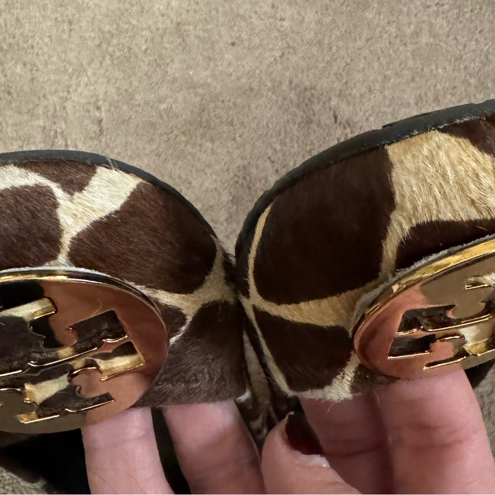 Tory Burch Brown and Cream Giraffe-Print Leather Ballet Flats with Gold Logo - Picture 5 of 6